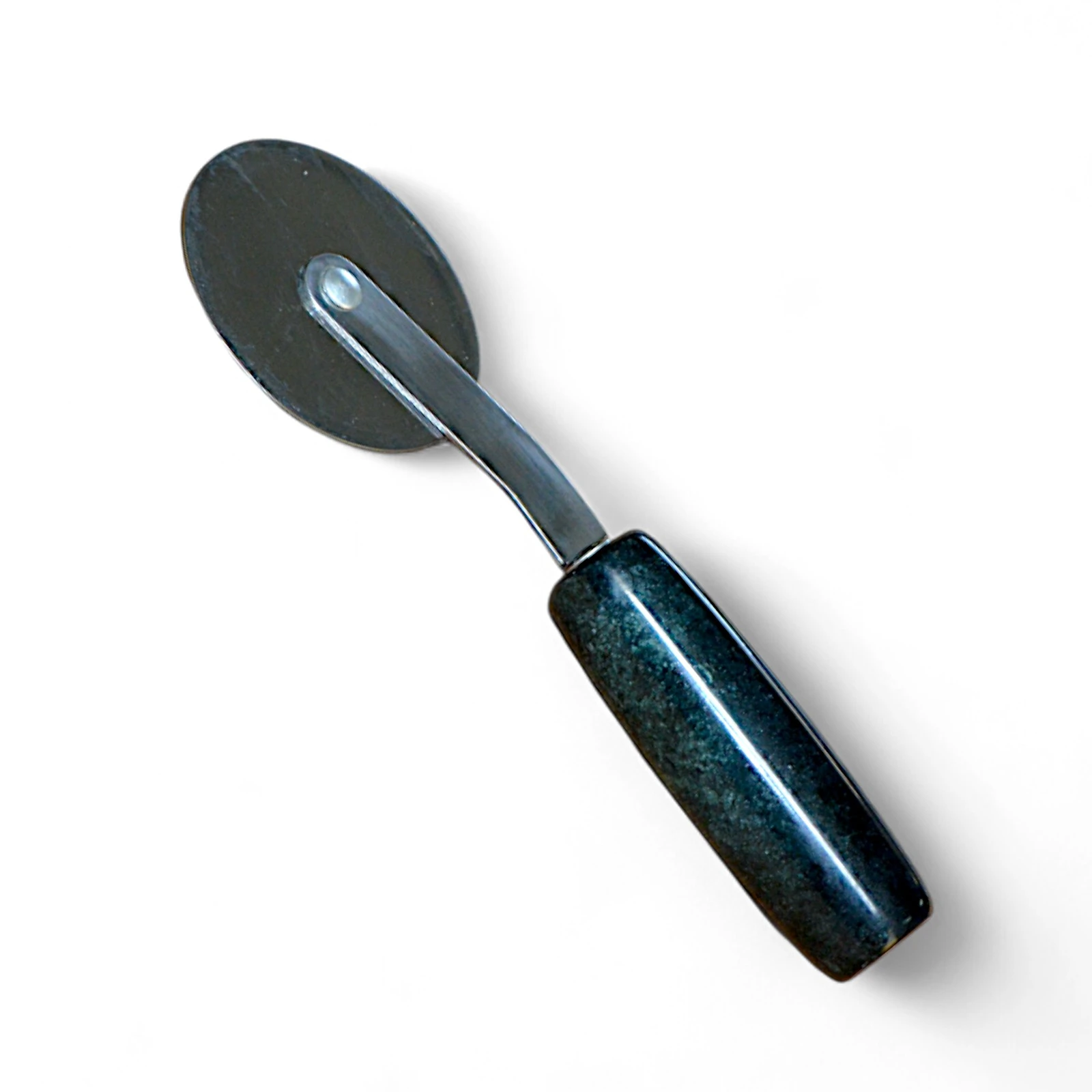 rotella-tagliapizza-marmo-verde-cosebelleantichemoderne