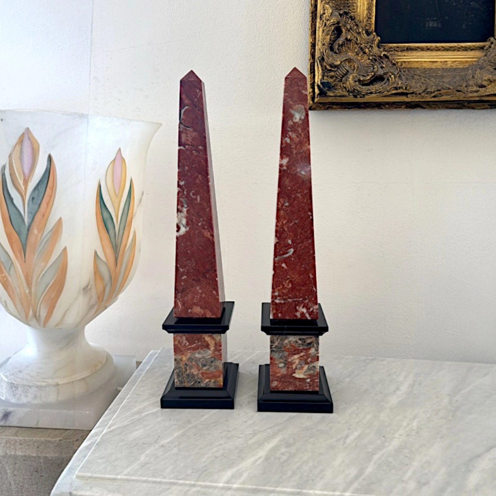 coppia-obelischi-rosso-francia-nero-belgio-cosebelleantichemoderne