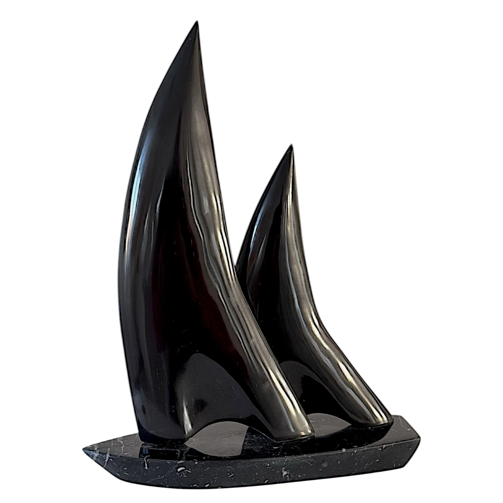 barca-vele-nero-cosebelleantichemoderne