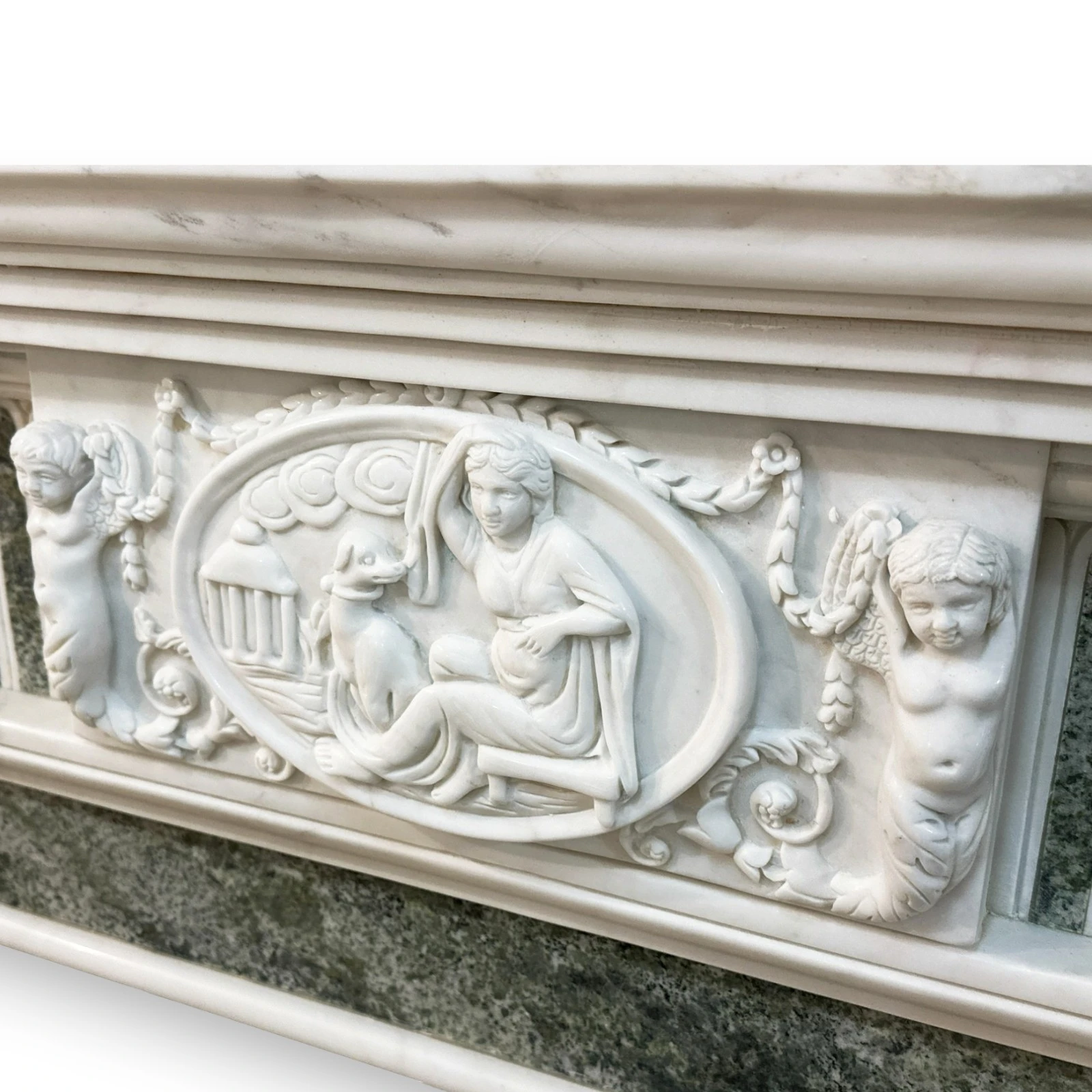 camino-decorato-marmo-bianco-carrara-verde-cosebelleantichemoderne