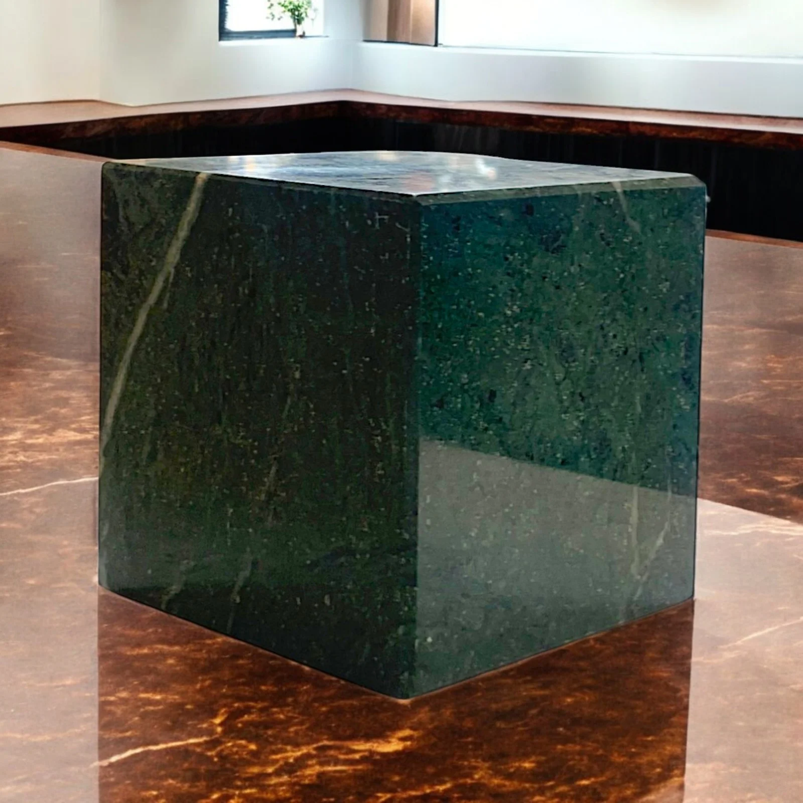 Cubo in Marmo Verde Alpi Geometria, Arte e Natura in un'unica Scultura