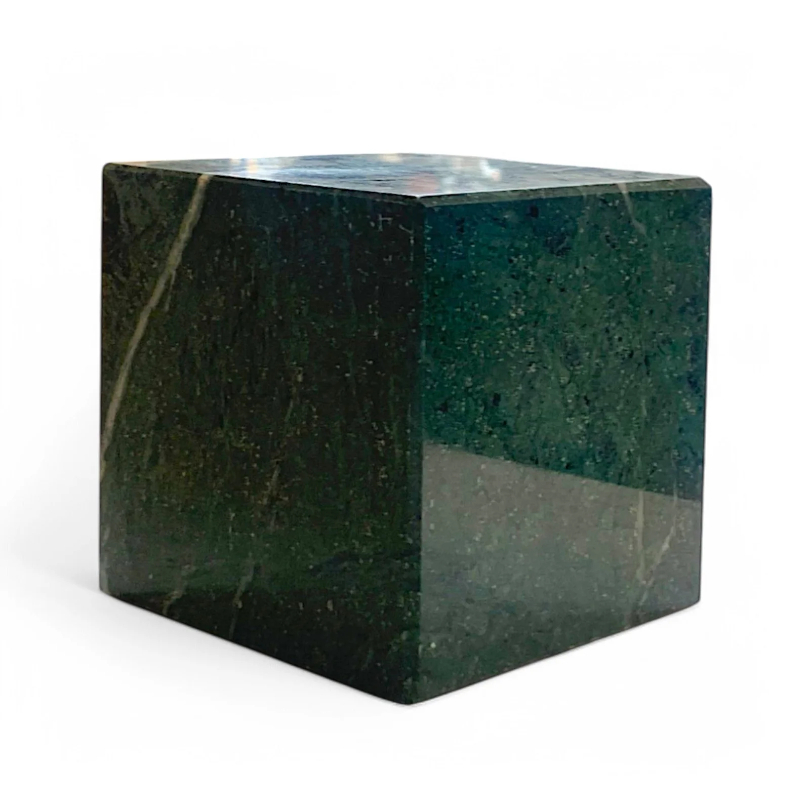 Cubo in Marmo Verde Alpi Geometria, Arte e Natura in un'unica Scultura