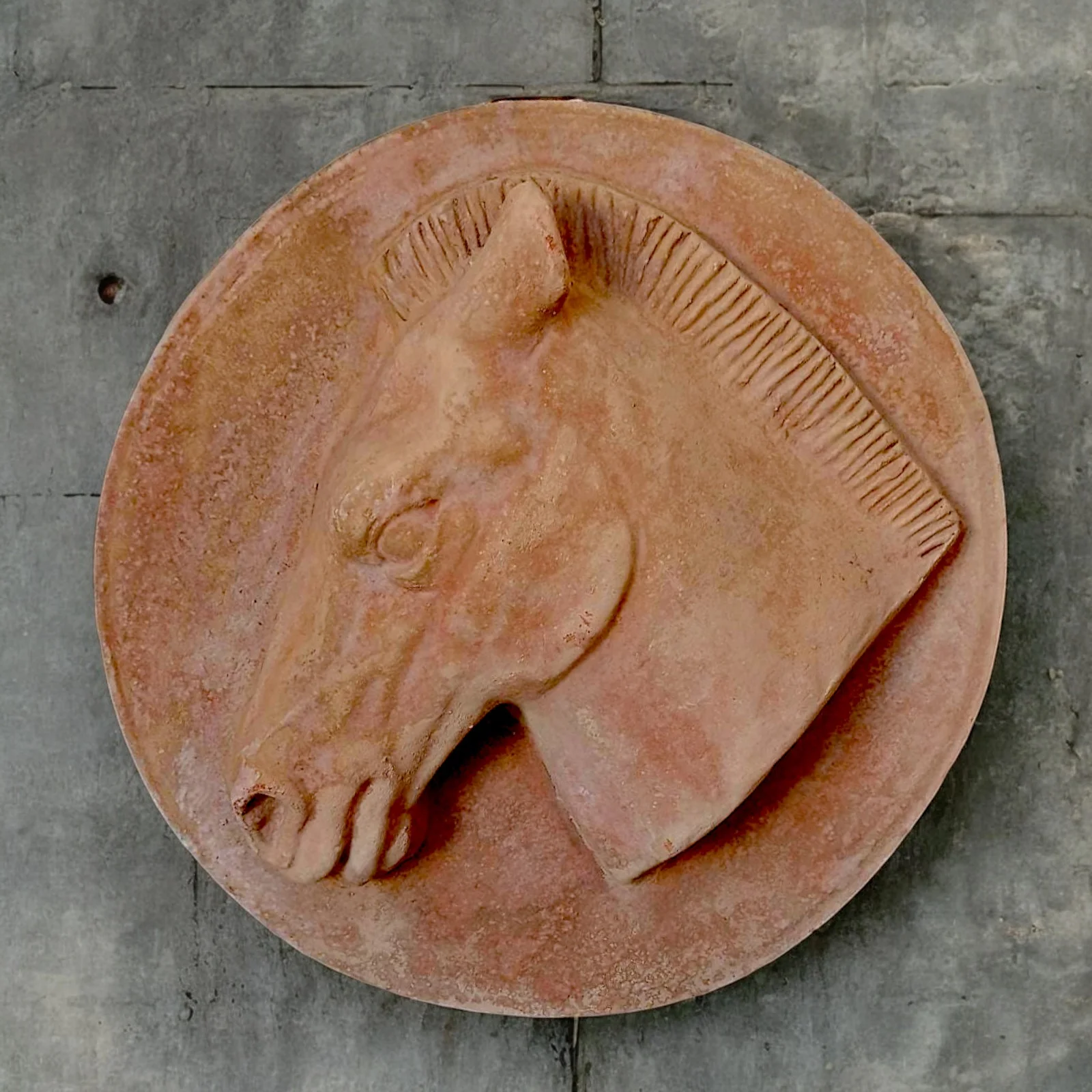 piatto-cavallo-terracotta-44cm-cosebelleantichemoderne