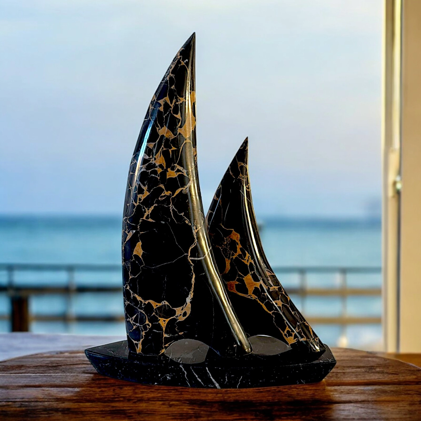 barca-con-vele-nero-cosebelleantichemoderne