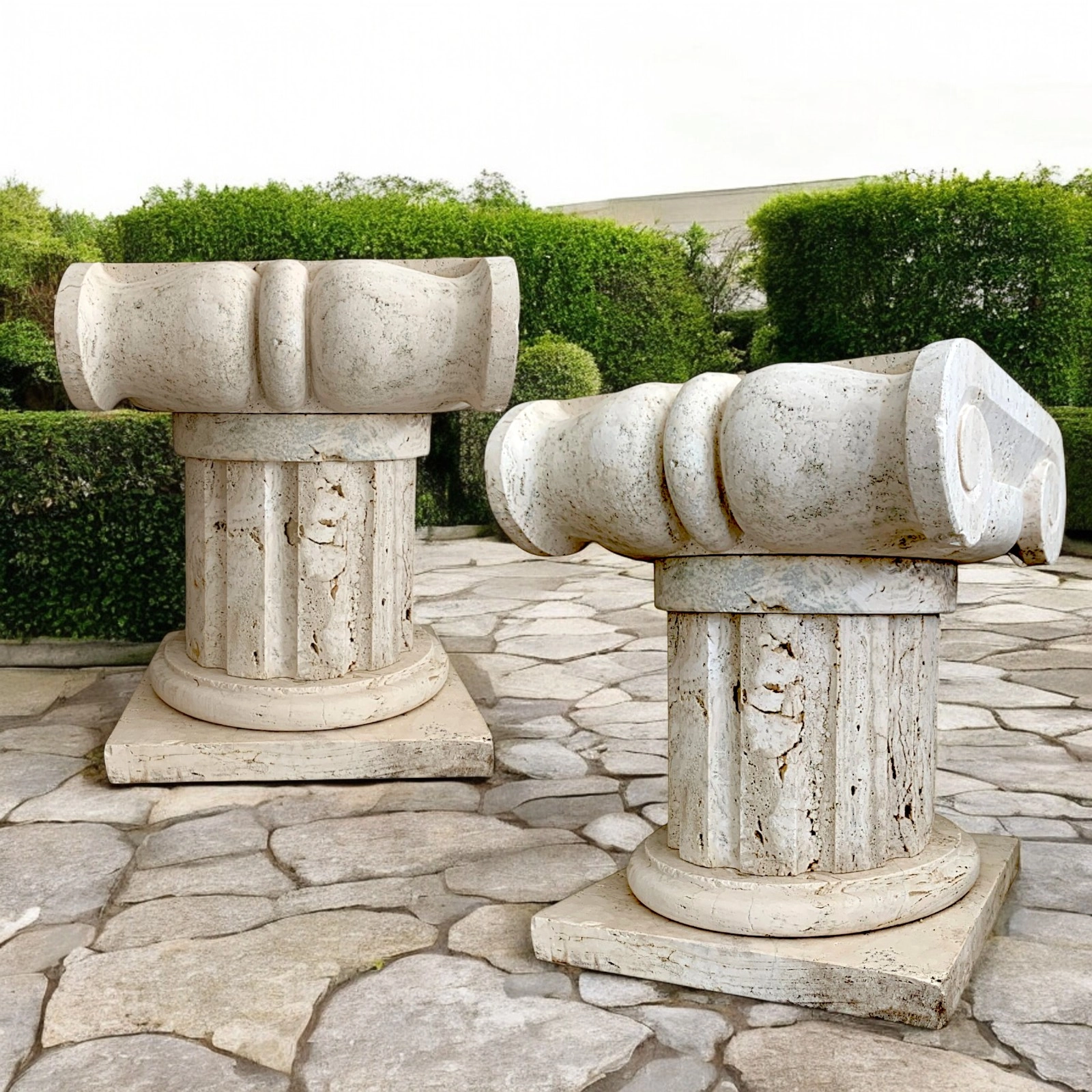 coppia-capitelli-travertino-base-quadrata-cosebelleantichemoderne