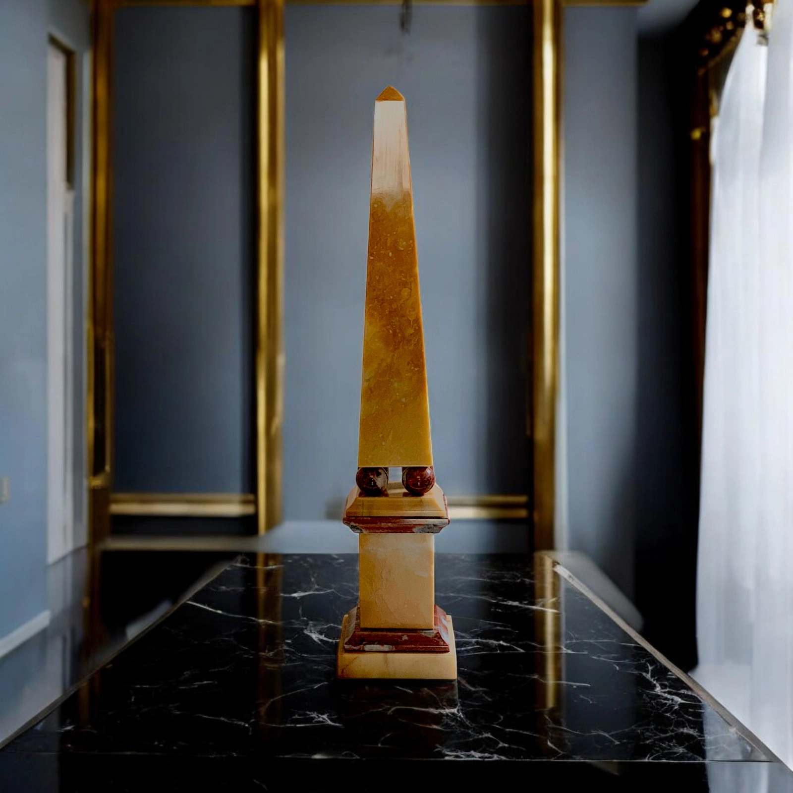 obelisco-giallo-rosso-sfere-cosebelleantichemoderne