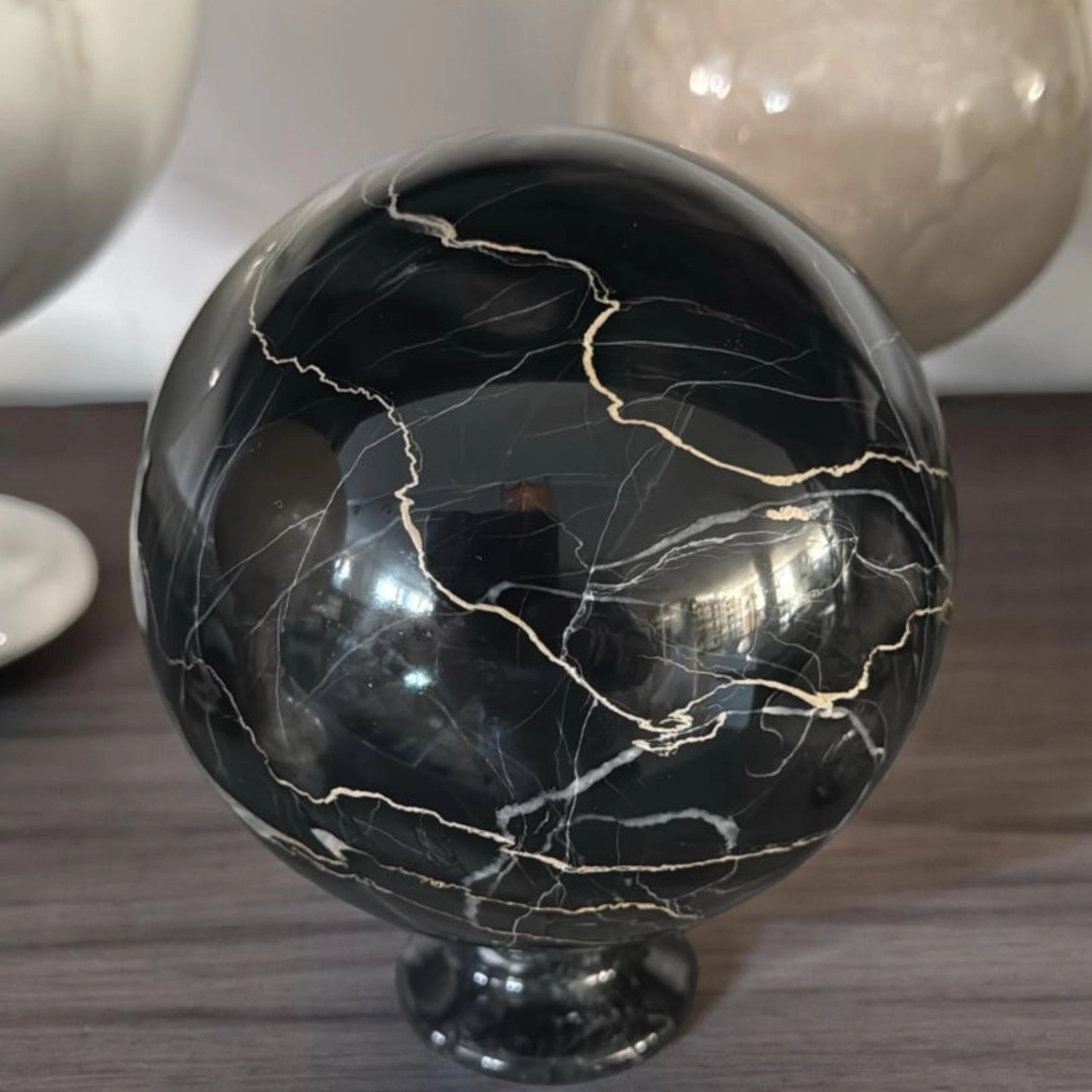 sfera-marmo-nero-poggiasfera-basso-varie-misure-cosebelleantichemoderne