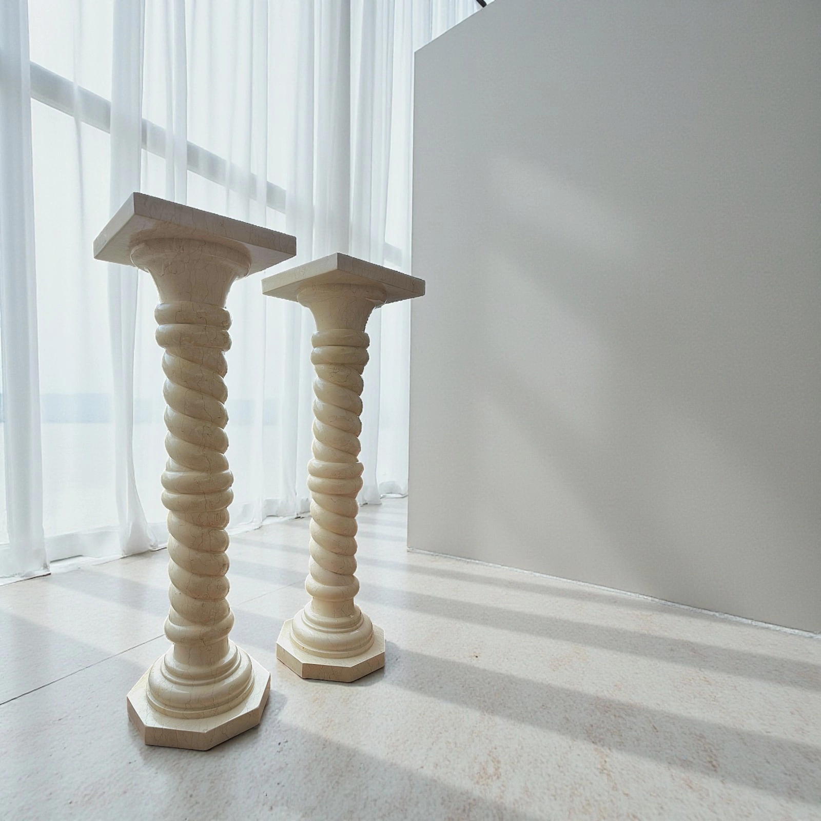 coppia-colonne-fusto-ritorto-marmo-giallo-cosebelleantichemoderne