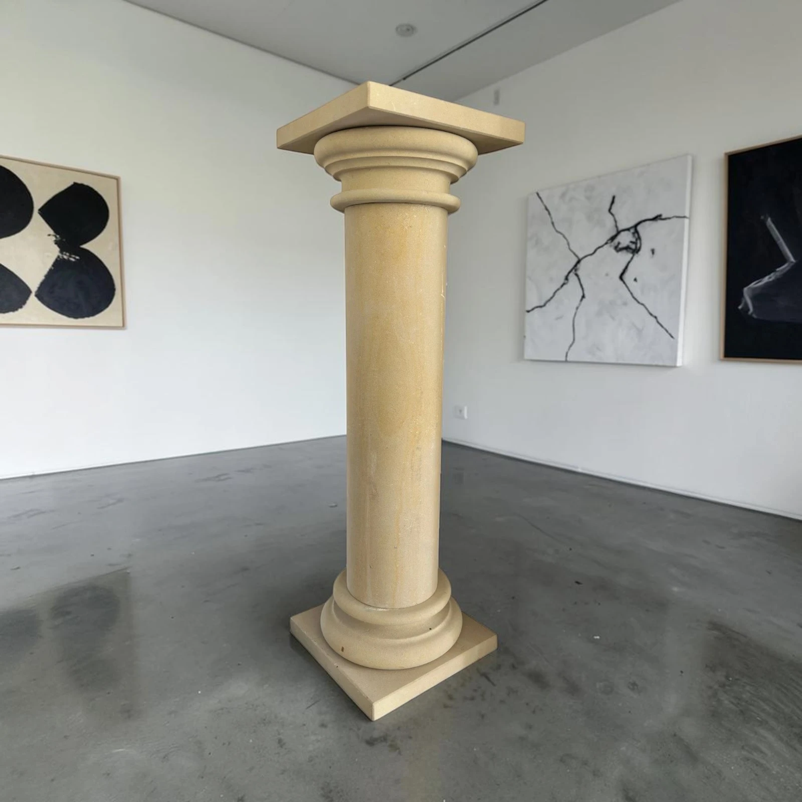 colonna-limestone-decorativa-salone-marmo-cosebelleantichemoderne