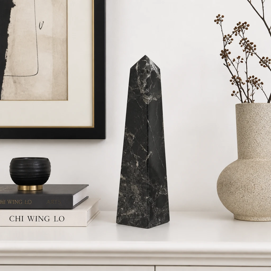 obelisco-marmo-nero-decorativo-cosebelleantichemoderne