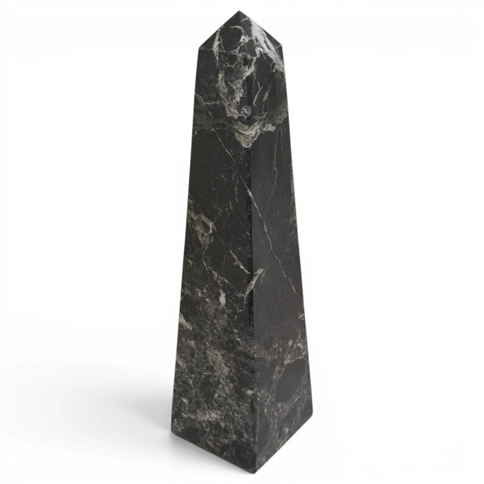 obelisco-marmo-nero-decorativo-cosebelleantichemoderne